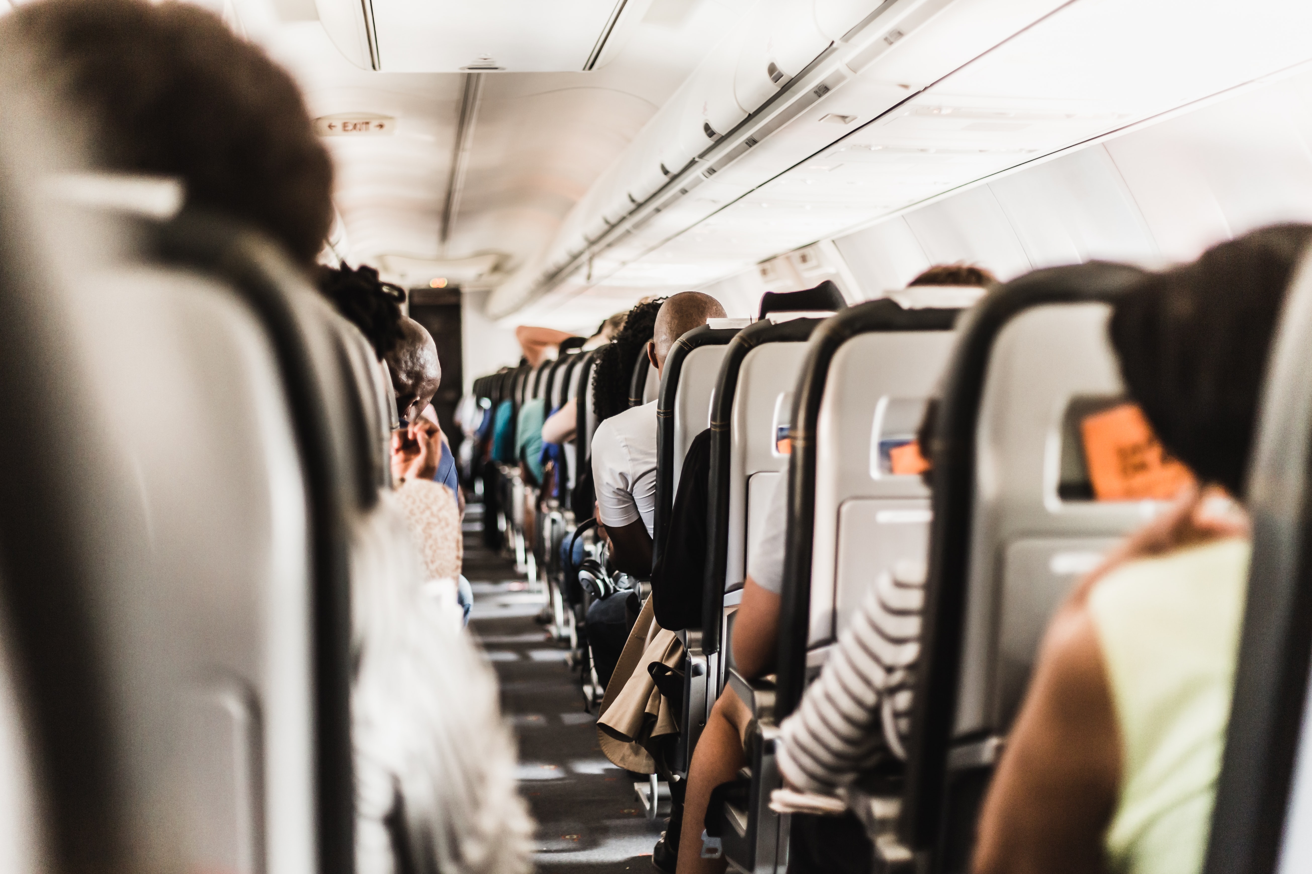 aereo dentro con passeggeri.jpg